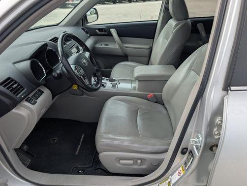 Classic Silver Metallic 2012 Toyota Highlander SE