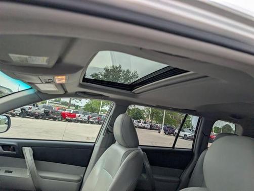 Classic Silver Metallic 2012 Toyota Highlander SE