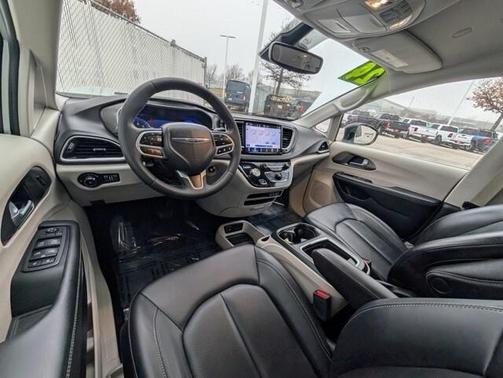 2024 Chrysler Pacifica Touring-L