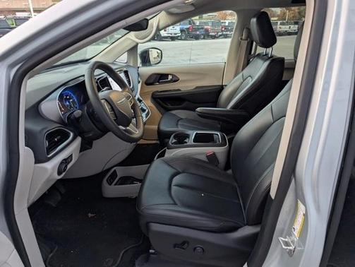 2024 Chrysler Pacifica Touring-L