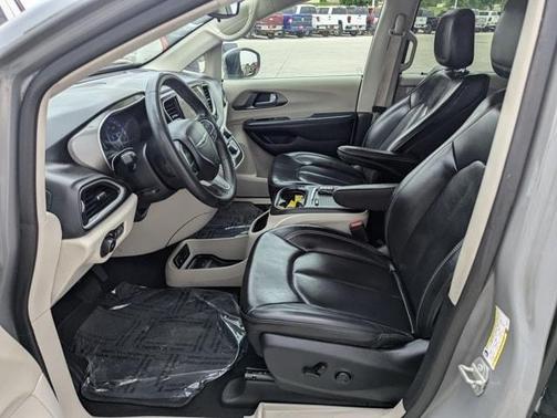 2023 Chrysler Pacifica Touring-L