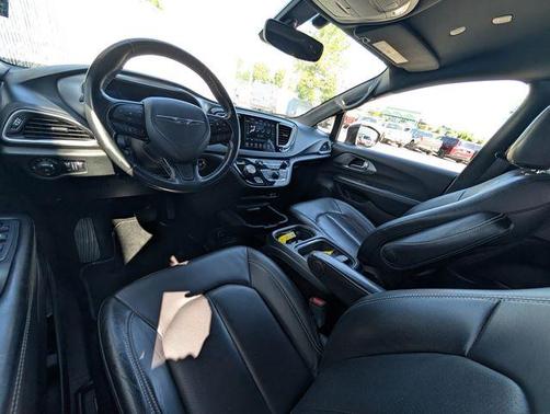 Brilliant Black Crystal Pearlcoat 2020 Chrysler Pacifica Launch Edition
