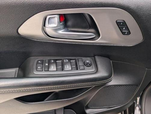 Brilliant Black Crystal Pearlcoat 2020 Chrysler Pacifica Launch Edition