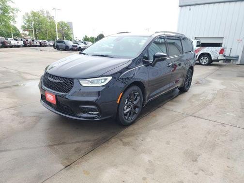 Diamond Black 2026 Chrysler Pacifica Select