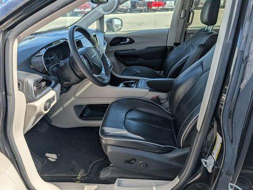 Brilliant Black Crystal Pearlcoat 2022 Chrysler Pacifica Limited
