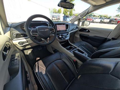 Brilliant Black Crystal Pearlcoat 2022 Chrysler Pacifica Limited
