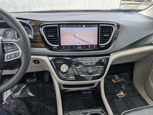 Brilliant Black Crystal Pearlcoat 2022 Chrysler Pacifica Limited
