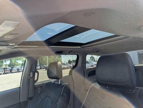 Brilliant Black Crystal Pearlcoat 2022 Chrysler Pacifica Limited