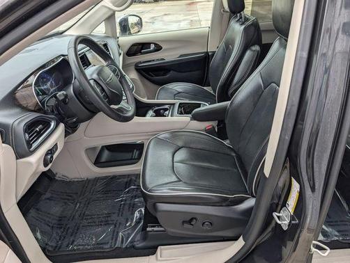 Brilliant Black Crystal Pearlcoat 2022 Chrysler Pacifica Limited
