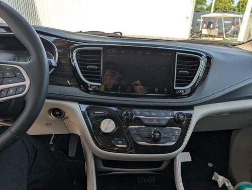 Brilliant Black Crystal Pearlcoat 2022 Chrysler Pacifica Limited