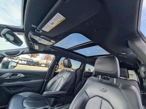 2023 Chrysler Pacifica Touring-L