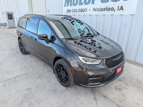 2023 Chrysler Pacifica Touring-L