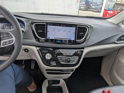 2024 Chrysler Pacifica Touring-L