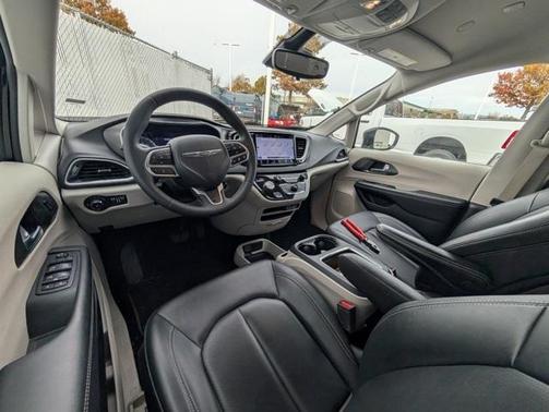 2024 Chrysler Pacifica Touring-L