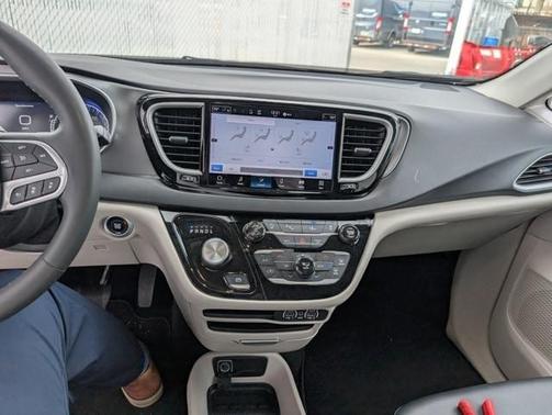 2024 Chrysler Pacifica Touring-L