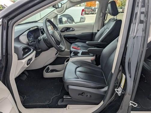 2024 Chrysler Pacifica Touring-L