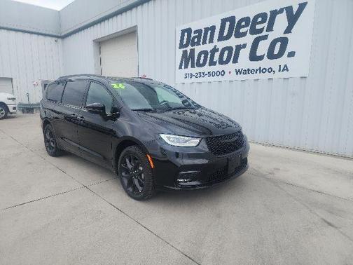 Diamond Black 2026 Chrysler Pacifica Limited
