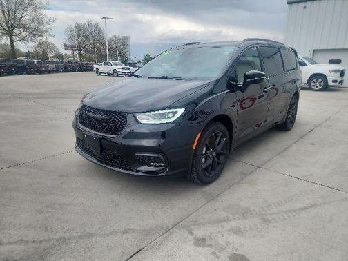 Diamond Black 2026 Chrysler Pacifica Limited