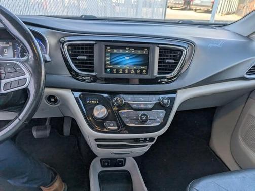 2020 Chrysler Pacifica Touring-L