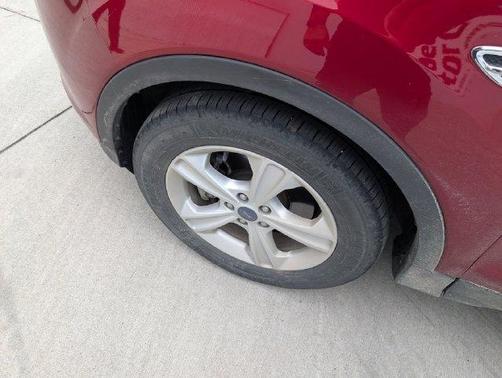 Ruby Red Metallic 2016 Ford Escape SE