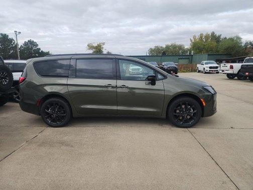 Olive Green Pearlcoat 2027 Chrysler Pacifica LIMITED