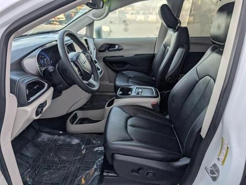 2024 Chrysler Pacifica Touring-L