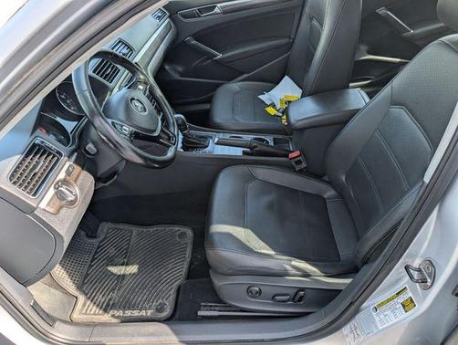 Reflex Silver Metallic 2017 Volkswagen Passat 1.8T SE