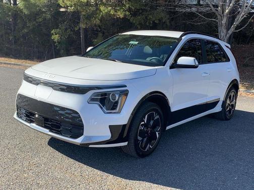 Snow White Pearl 2024 Kia Niro EV Wind