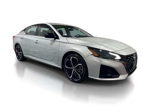 Brilliant Silver Metallic 2023 Nissan Altima SR FWD