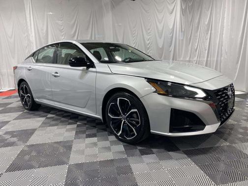 Brilliant Silver Metallic 2023 Nissan Altima SR FWD