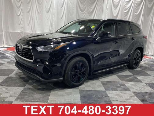 Midnight Black Metallic 2022 Toyota Highlander XLE