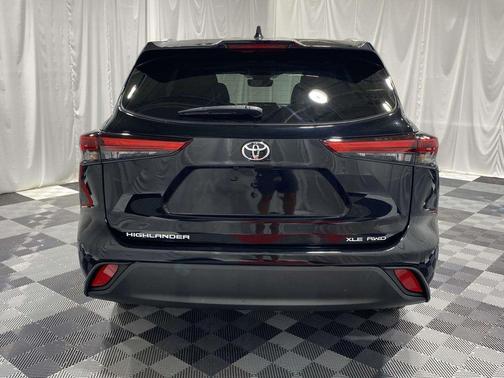 Midnight Black Metallic 2022 Toyota Highlander XLE