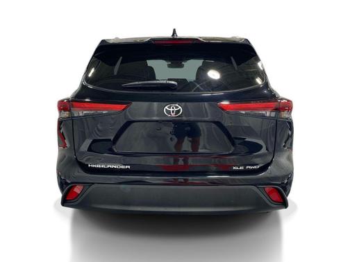 Midnight Black Metallic 2022 Toyota Highlander XLE
