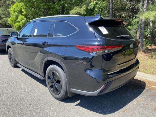 Midnight Black Metallic 2022 Toyota Highlander XLE