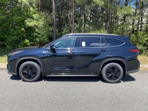 Midnight Black Metallic 2022 Toyota Highlander XLE