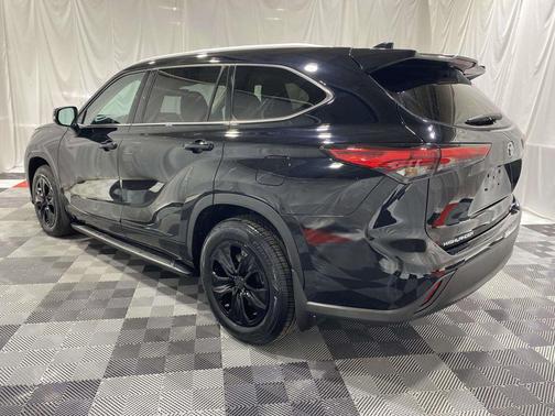 Midnight Black Metallic 2022 Toyota Highlander XLE