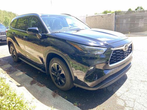 Midnight Black Metallic 2022 Toyota Highlander XLE
