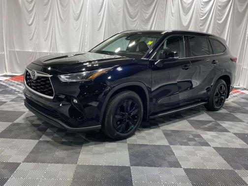 Midnight Black Metallic 2022 Toyota Highlander XLE