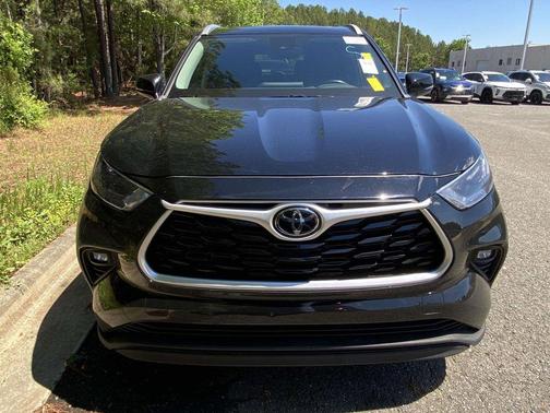 Midnight Black Metallic 2022 Toyota Highlander XLE