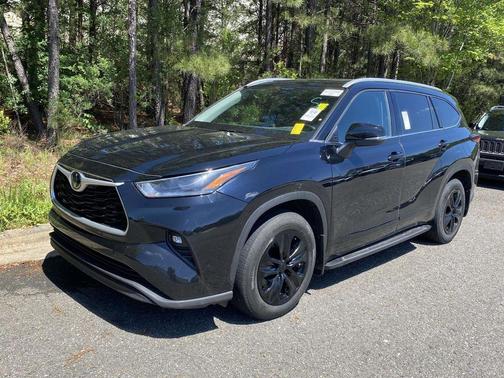 Midnight Black Metallic 2022 Toyota Highlander XLE