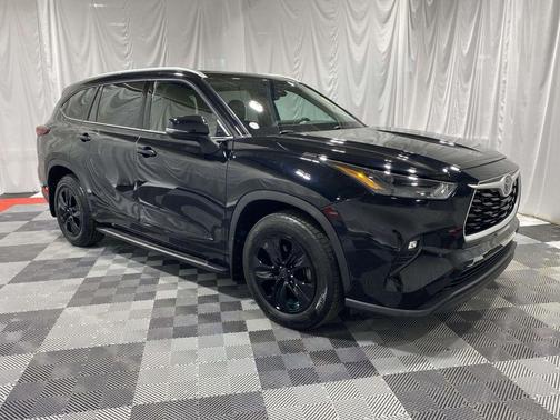 Midnight Black Metallic 2022 Toyota Highlander XLE