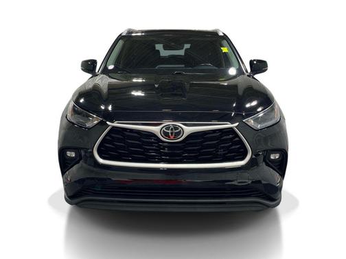 Midnight Black Metallic 2022 Toyota Highlander XLE