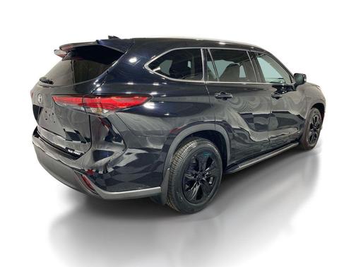 Midnight Black Metallic 2022 Toyota Highlander XLE