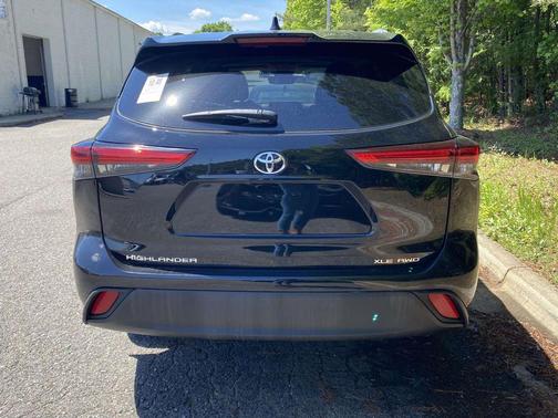 Midnight Black Metallic 2022 Toyota Highlander XLE