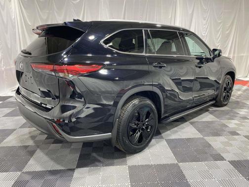Midnight Black Metallic 2022 Toyota Highlander XLE