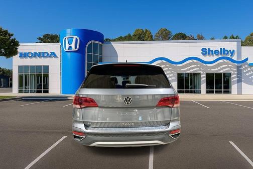 Platinum Gray Metallic 2022 Volkswagen Taos 1.5T SE