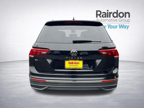 Deep Black Pearl 2022 Volkswagen Tiguan 2.0T SE
