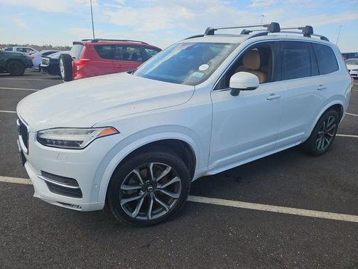 2016 Volvo XC90 T6 Momentum