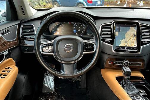 2016 Volvo XC90 T6 Momentum