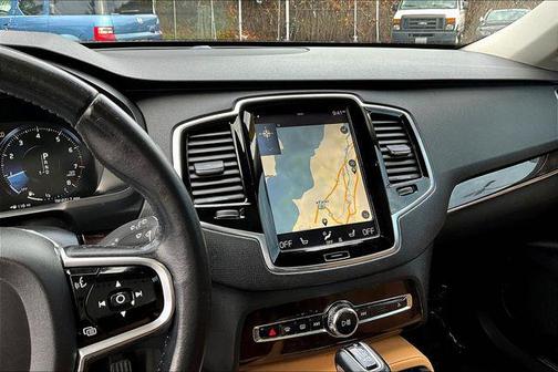 2016 Volvo XC90 T6 Momentum